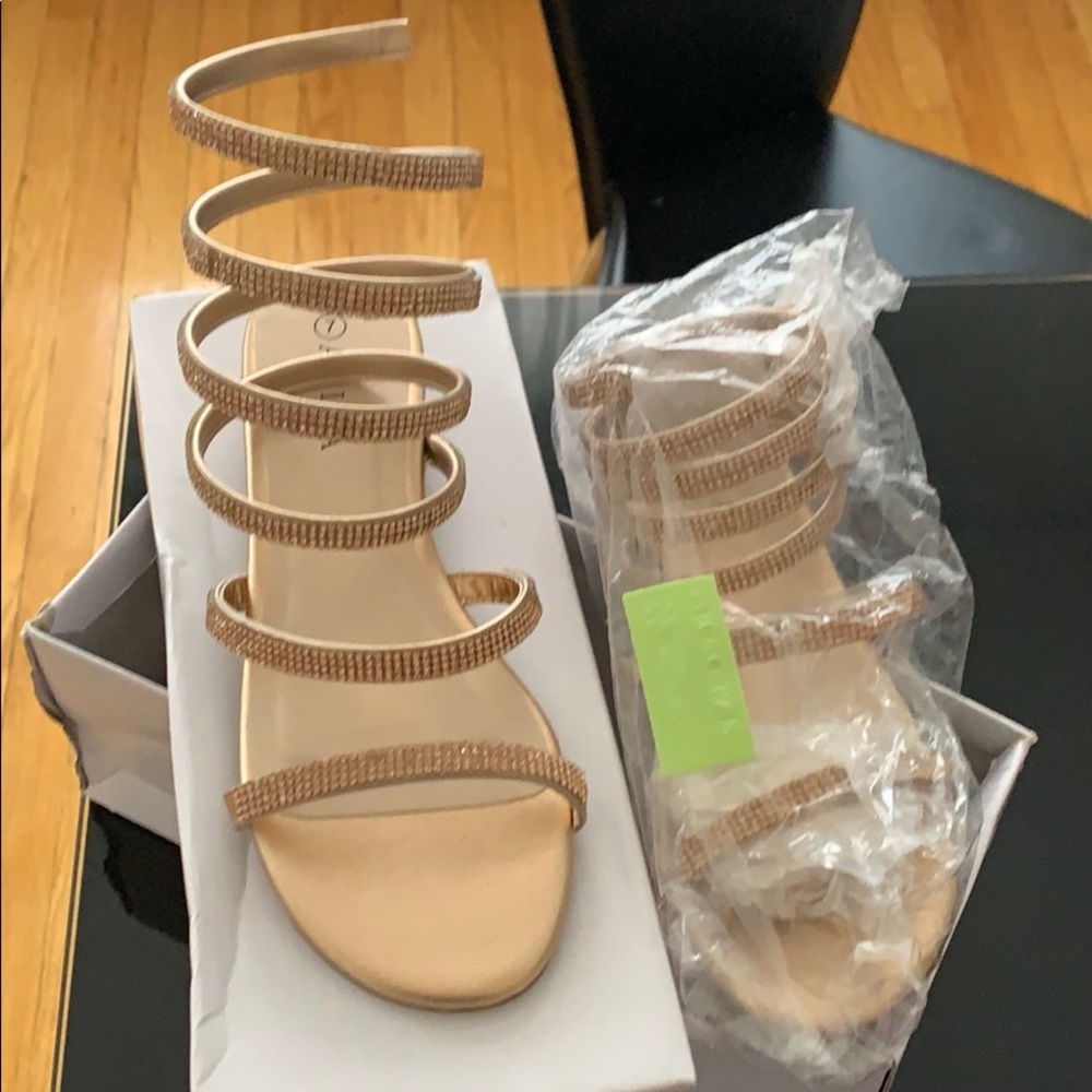 Strap sandals